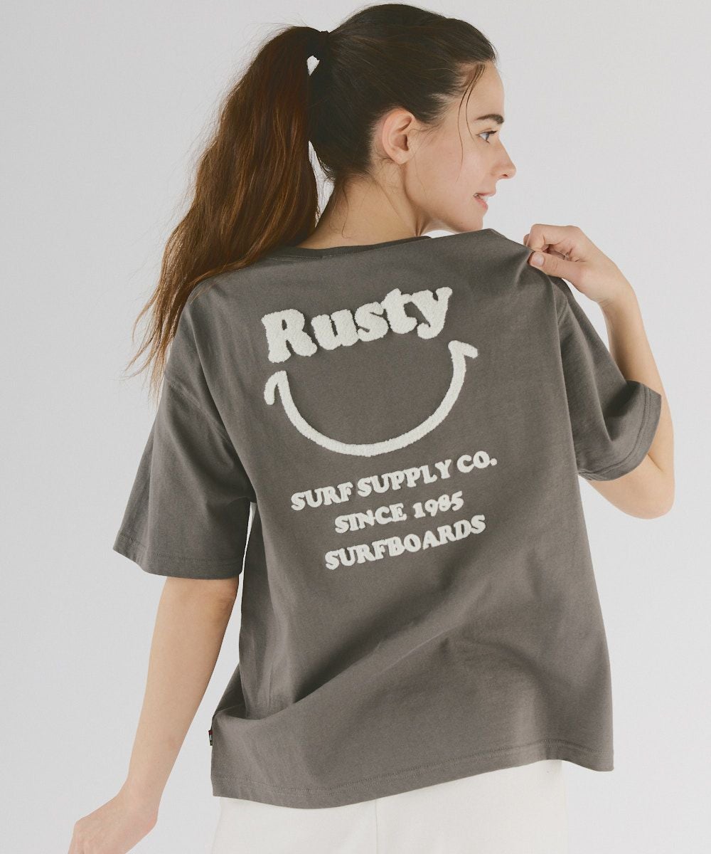 RUSTYレディース ニコちゃん相良刺繍Tシャツ 襟ワンポイント