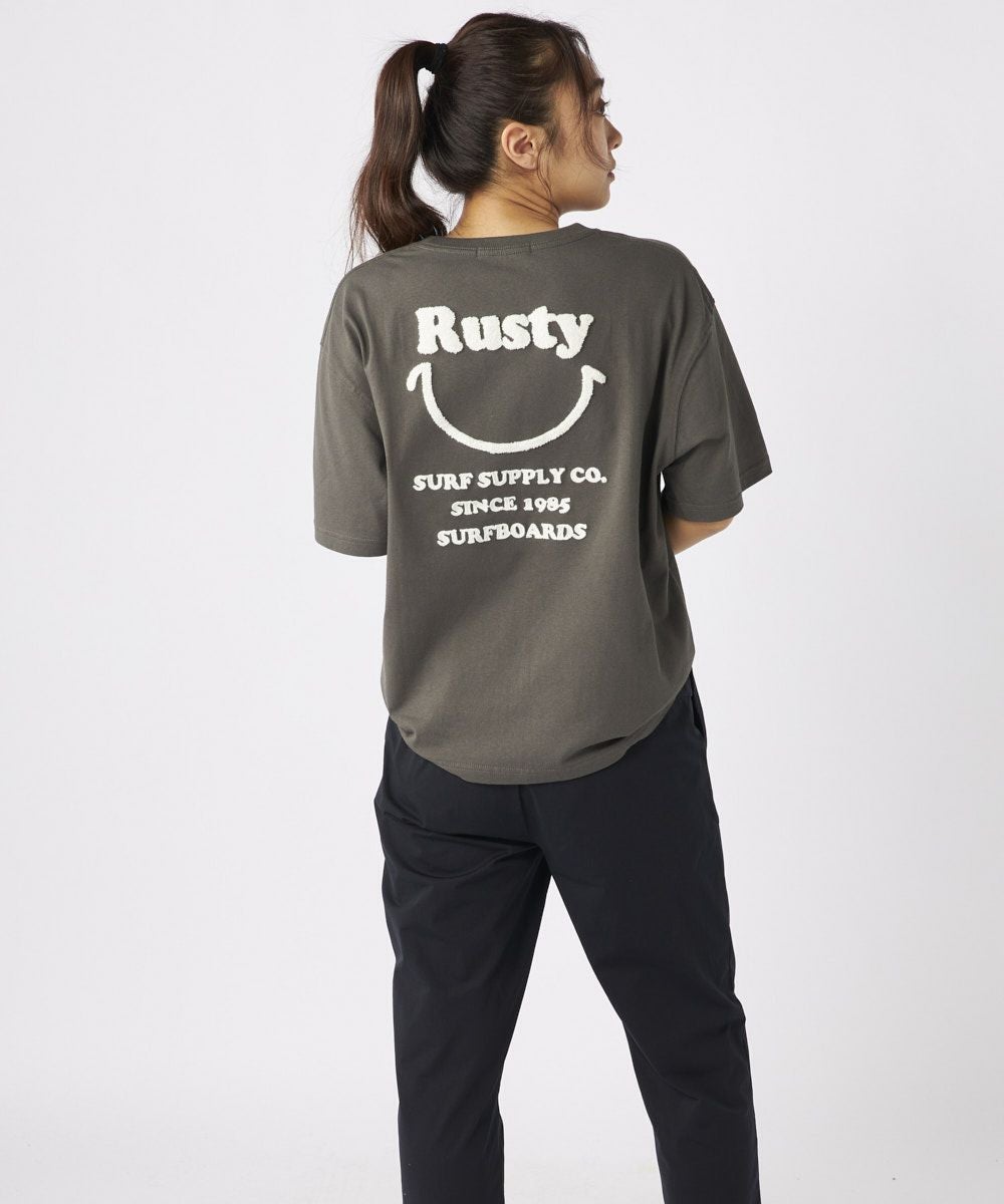 RUSTYレディース ニコちゃん相良刺繍Tシャツ 襟ワンポイント