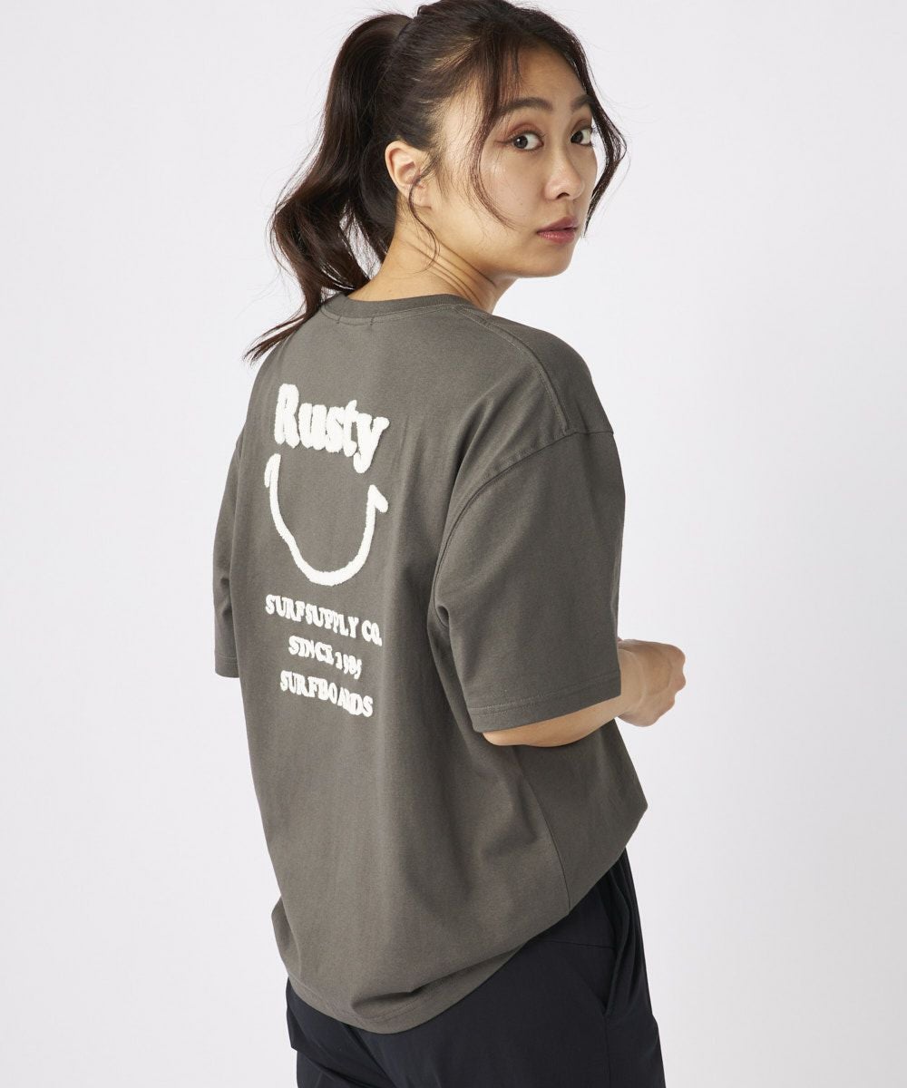 RUSTYレディース ニコちゃん相良刺繍Tシャツ 襟ワンポイント